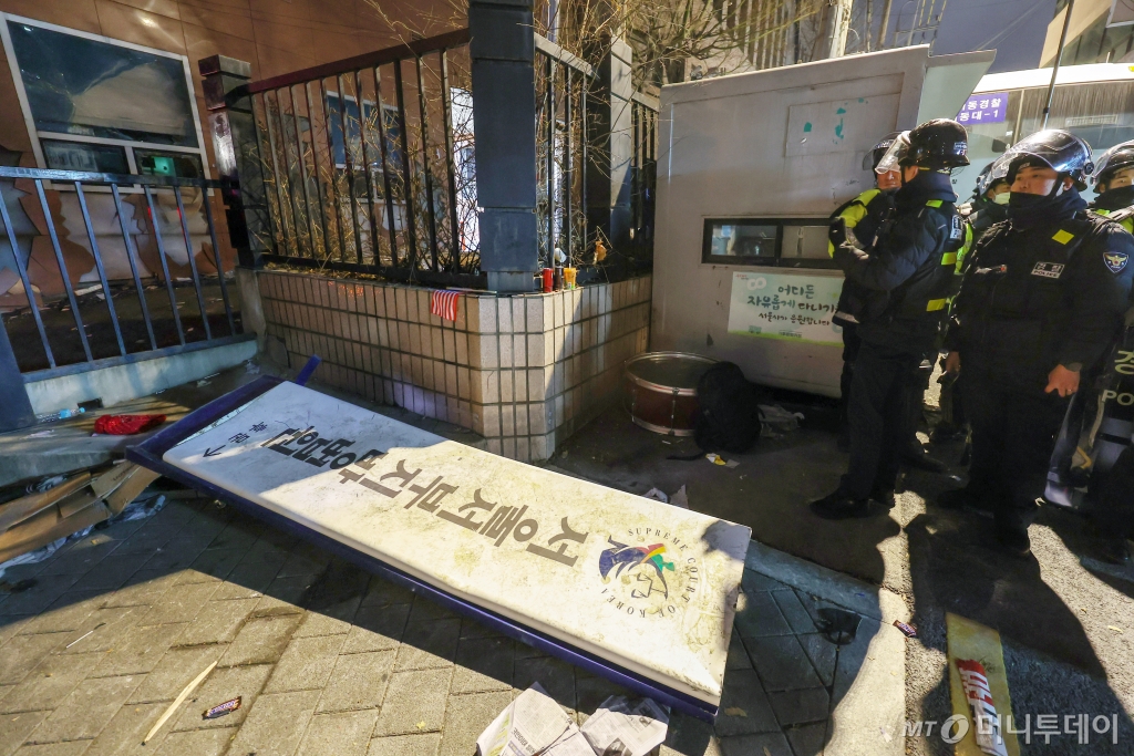 (서울=뉴스1) 민경석 기자 = 19일 새벽 서울 마포구 서울서부지방법원에 윤석열 대통령에 대한 구속영장 발부 소식에 격분한 윤 대통령 지지자들이 난입해 법원 현판을 훼손시켜 땅에 떨어져 있다. 2025.1.19/뉴스1  Copyright © 뉴스1. All rights reserved. 무단 전재 및 재배포,  AI학습 이용 금지. /사진=(서울=뉴스1) 민경석 기자