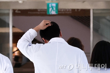  서울의 한 대학병원에서 의료진이 분주하게 움직이고 있다./사진=(서울=뉴스1) 박지혜 기자