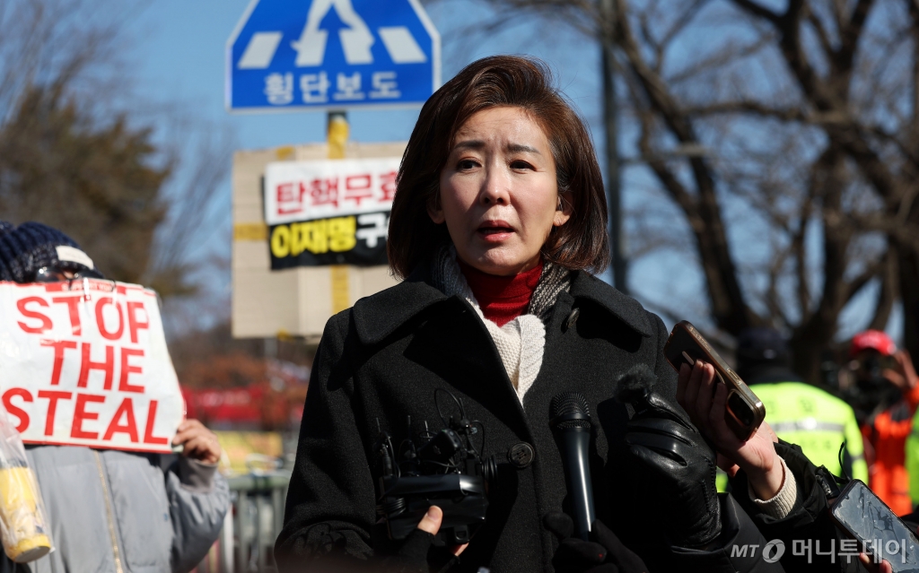 [의왕=뉴시스] 홍효식 기자 = 윤석열 대통령과 면회를 마친 나경원 국민의힘 의원이 3일 경기도 의왕시 서울구치소 앞에서 취재진 질문에 답하고 있다. 2025.02.03. yesphoto@newsis.com /사진=홍효식