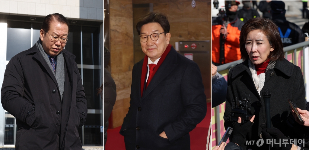 [서울=뉴시스] 고승민, 홍효식 기자 = 국민의힘 권영세(왼쪽) 비상대책위원장과 권성동 원내대표, 나경원 의원이 3일 윤석열 대통령이 수감돼 있는 서울구치소를 찾아 면회했다.   사진은 국회에서 서울구치소로 출발하는 권영세 비대위원장과 권성동 원내대표, 면회 후 취재진과 인터뷰하는 나경원 의원. 2025.02.03. photo@newsis.com /사진=고승민