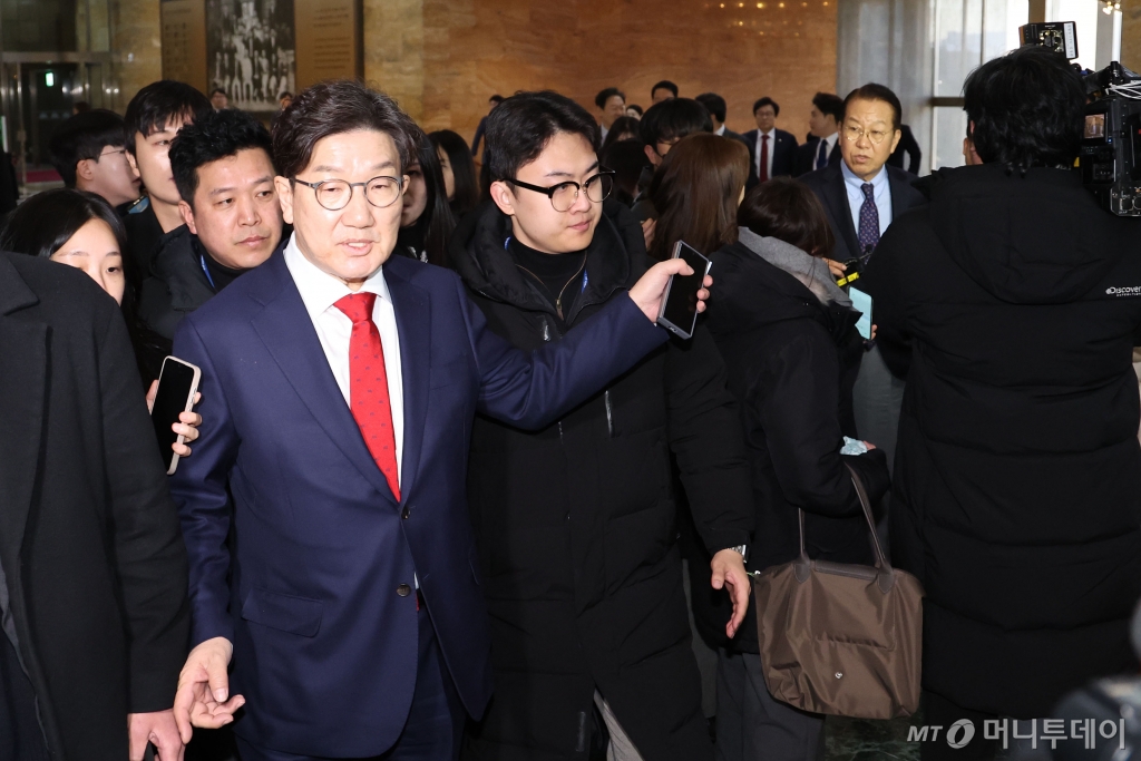 [서울=뉴시스] 권창회 기자 = 권영세 국민의힘 비상대책위원장과 권성동 원내대표가 3일 오후 서울 여의도 국회에서 열린 제422회 국회(임시회) 제1차 본회의 개회식에 참석하며 취재진들의 질문을 받고 있다. 2025.02.03. kch0523@newsis.com /사진=권창회