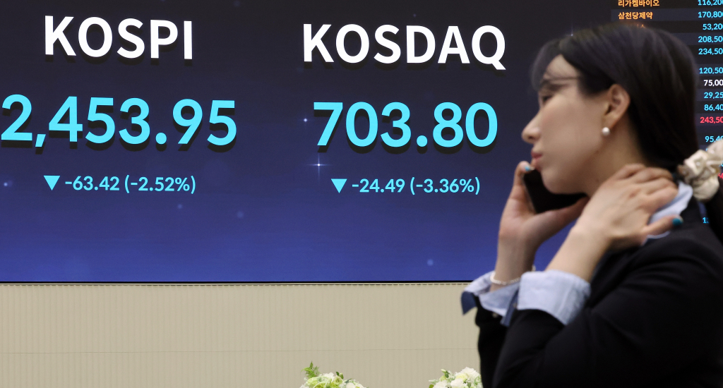 도널드 트럼프 미국 대통령이 던진 관세폭탄으로 인해 국내 증시가 하락 마감한 3일 오후 서울 영등포구 여의도 한국거래소 전광판에 증시 종가가 표시되고 있다. /사진=뉴스1