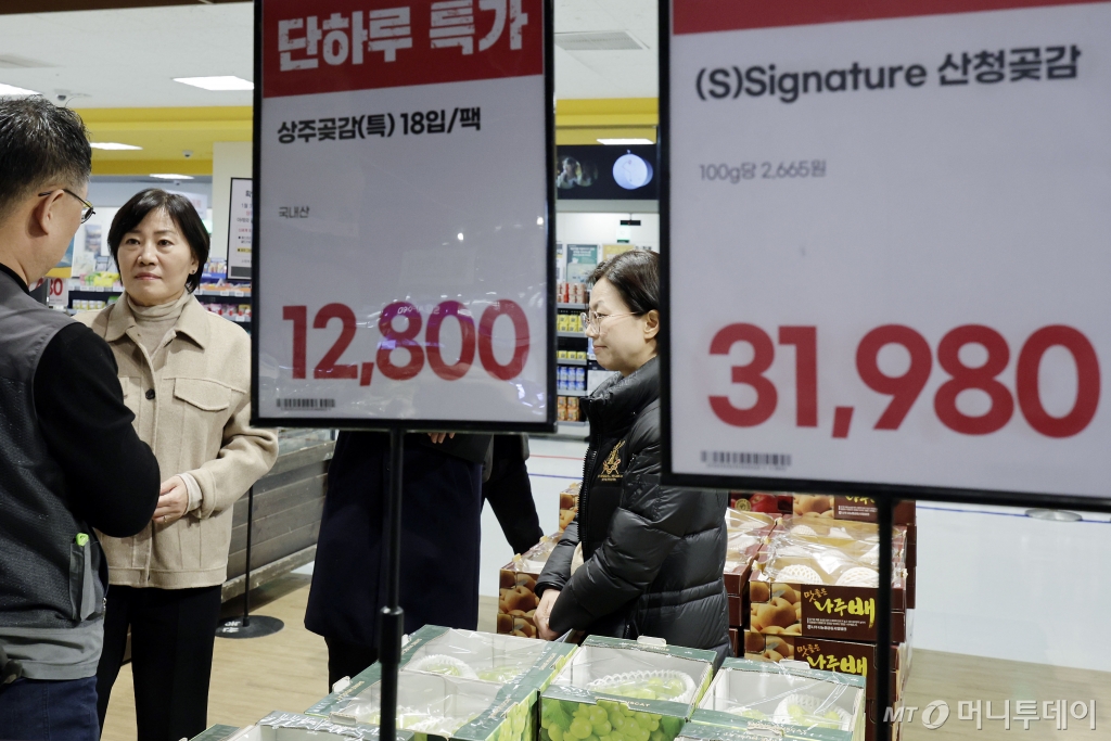 송미령 농림축산식품부 장관이 2일 서울 이마트 용산점을 방문해 물가동향 현장 점검을 하고 있다. /사진제공=뉴시스