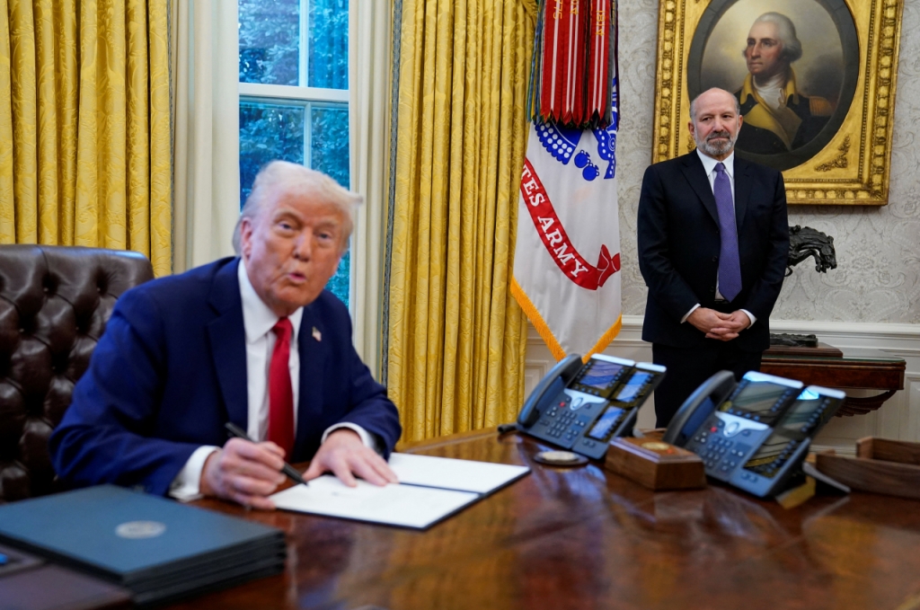 도널드 트럼프 대통령이 3일(현지시간) 워싱턴DC 백악관 집무실에서 하워드 러트닉 미국 상무부 장관 지명자가 지켜보는 가운데 행정명령에 서명하고 있다. /로이터=뉴스1