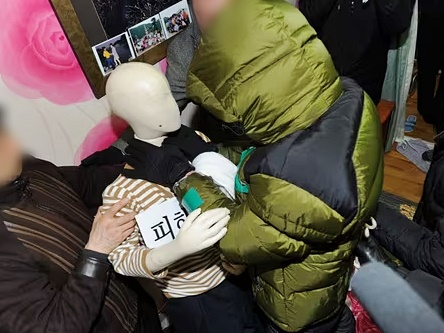 김씨가 2013년 2월 7일 광주 북구에 있는 자신의 아파트에서 현장 검증하는 모습./사진=뉴스1