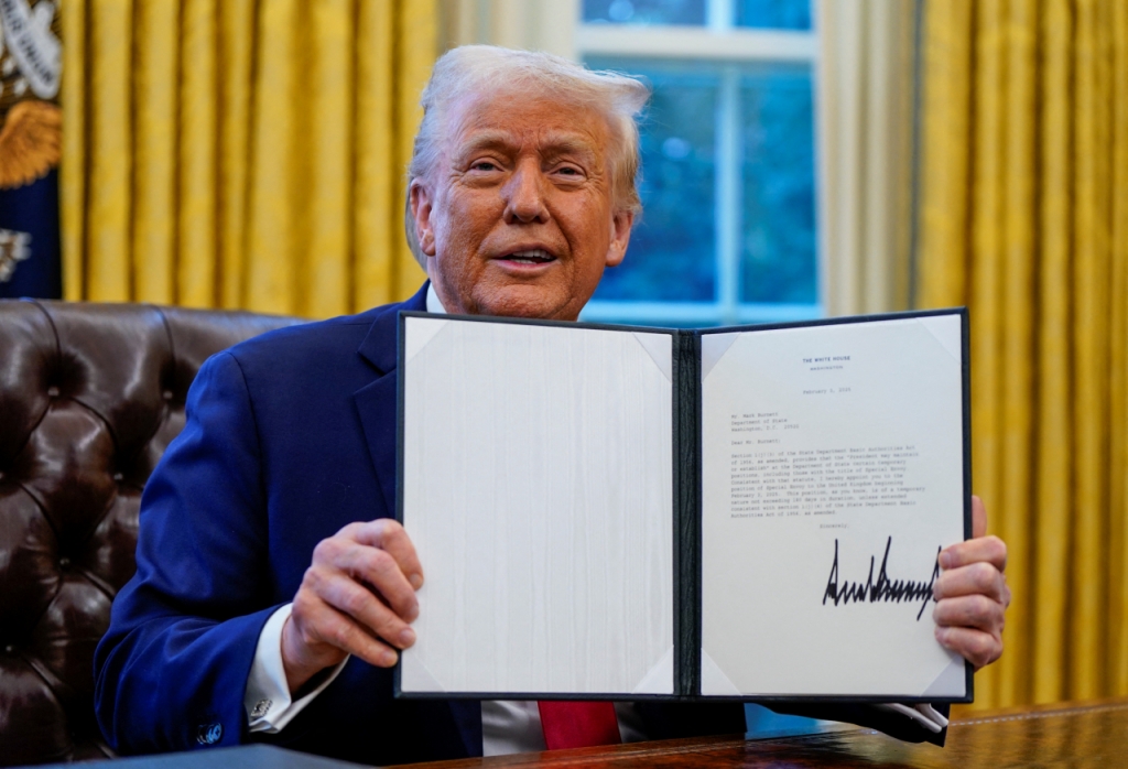 도널드 트럼프 미국 대통령이 3일(현지시간) 워싱턴DC 백악관 집무실에서 서명한 행정명령을 들어보이고 있다. /로이터=뉴스1