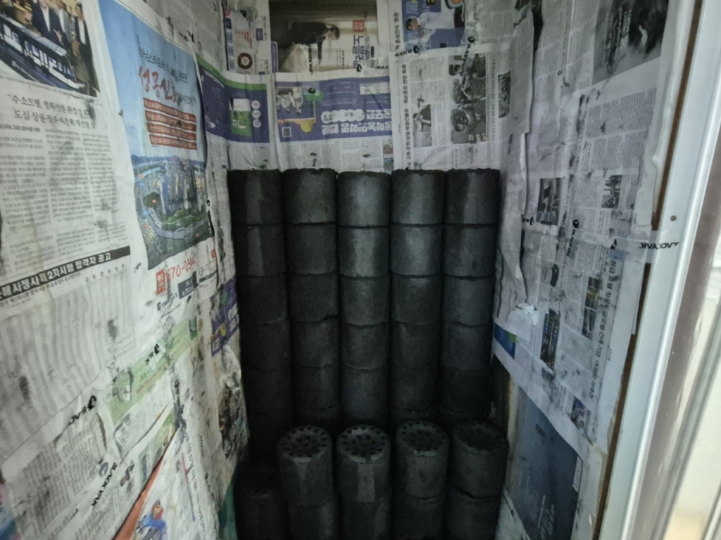 집에 쌓인 연탄 50장 모습. /사진=박진호 기자.