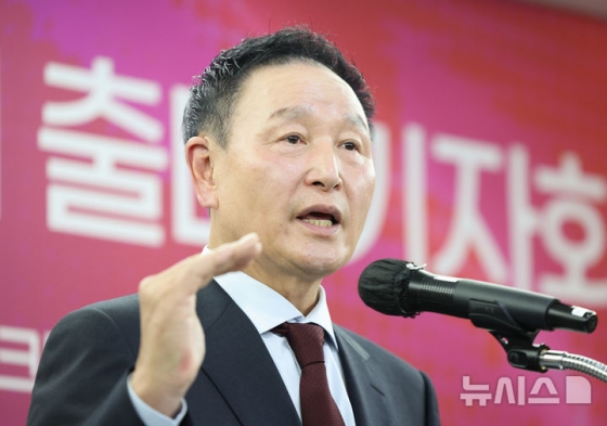 허정무 전 축구대표팀 감독이 지난해 11월 25일 서울 송파구 올림픽파크텔에서 열린 대한축구협회장 선거 출마 기자회견에서 발언하고 있다. /사진=뉴시스