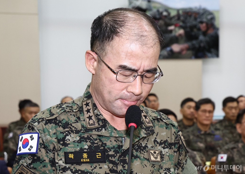 곽종근 전 육군 특수전사령관이 지난해 12월10일 오전 서울 여의도 국회 국방위원회에서 열린 계엄 관련 긴급 현안질의에서 위원 질의에 답변하던 도중 고개를 떨구고 있는 모습. 당시 그는 계엄에 투입된 부하들을 언급하며 눈물을 보이기도 했다. / 사진=뉴스1