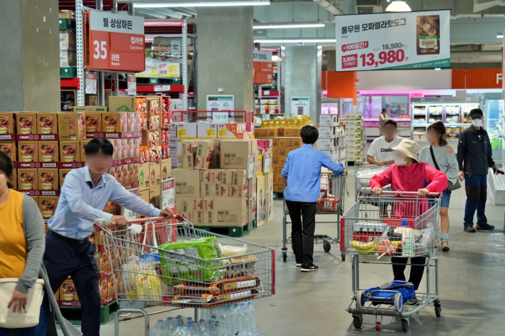 롯데마트 맥스 영등포점에서 고객들이 쇼핑을 하는 모습. /사진제공=롯데쇼핑 