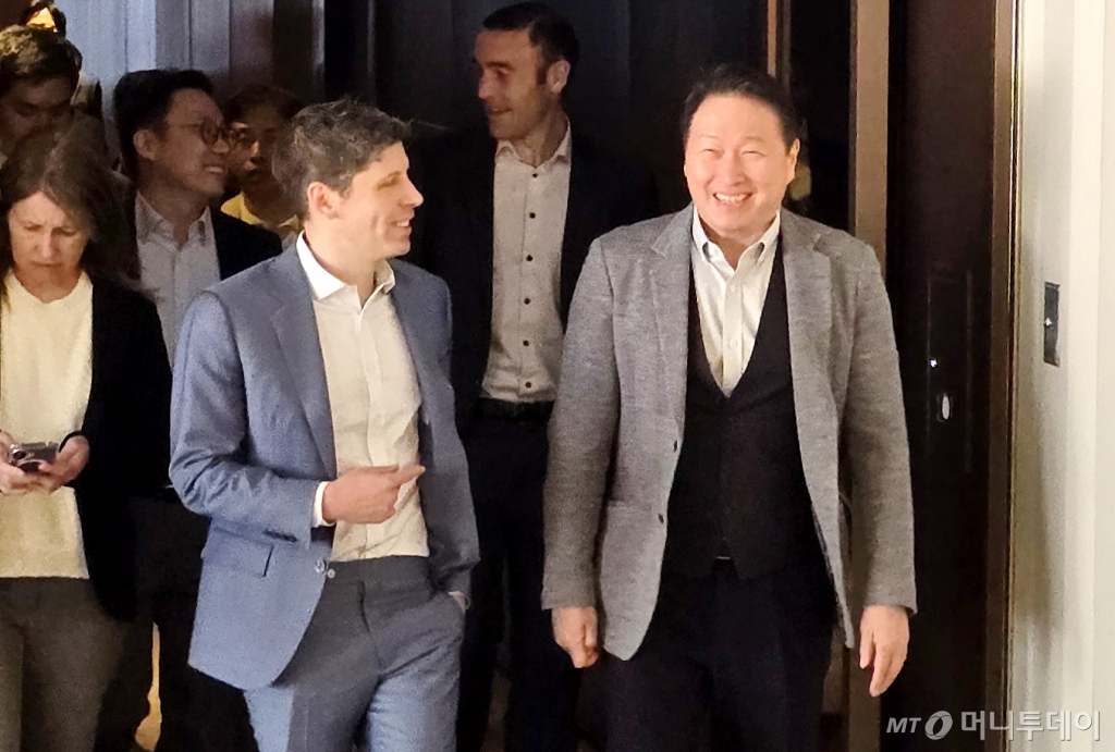 최태원(오른쪽) SK그룹 회장과 샘 올트먼 오픈AI CEO가 4일 오전 서울 중구 더 플라자 호텔에서 회동을 마친 뒤 함께 이동하고 있다. /사진=뉴시스