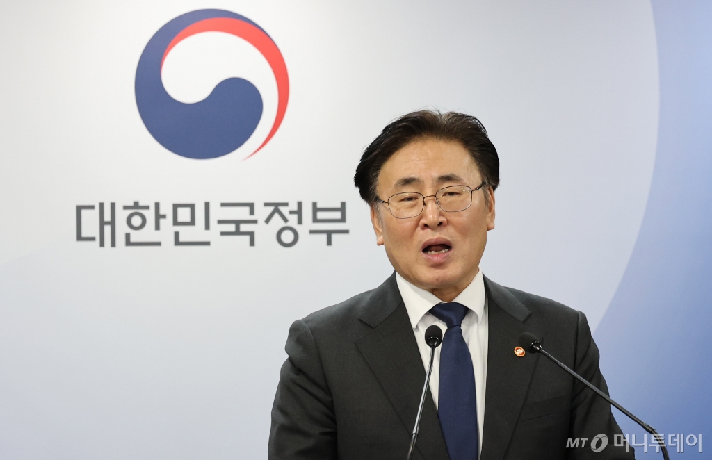 유상임 과학기술정보통신부 장관이 4일 오전 서울 종로구 정부서울청사에서 샘 올트먼 오픈AI 최고경영자(CEO) 면담 계획을 묻는 질문에 "올트먼 CEO는 시간을 낼 수 없는 것 같지만 손 회장과 만남은 계획하고 있다"고 답했다 /사진=뉴스1