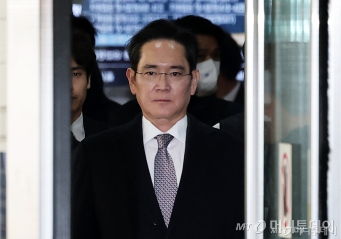 (서울=뉴스1) 오대일 기자 = 이재용 삼성전자 회장이 3일 오후 서울 서초구 서울고등법원에서 열린 '경영권 불법 승계' 의혹 자본시장과금융투자업에관한법률위반등 항소심 선고공판에서 무죄를 선고받은 후 법정을 나서고 있다. 2025.2.3/뉴스1  Copyright © 뉴스1. All rights reserved. 무단 전재 및 재배포,  AI학습 이용 금지. /사진=(서울=뉴스1) 오대일 기자