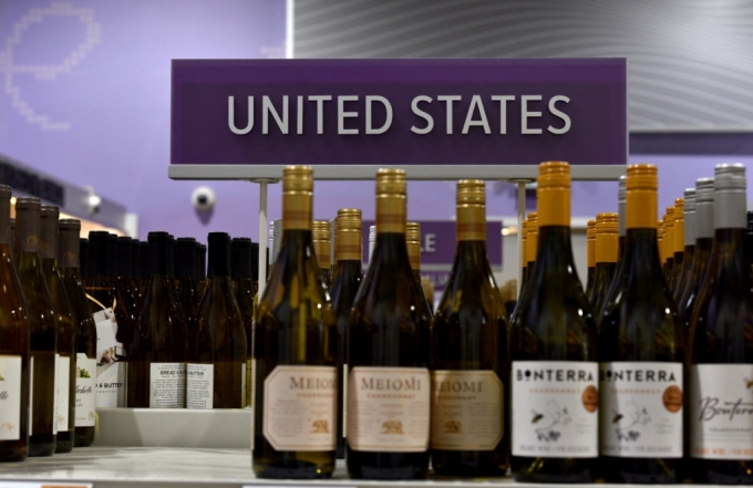 도널드 트럼프 미국 행정부의 캐나다 관세 부과 방침이 발표된 뒤 3일(현지시간) 캐나다 노바스코샤주 핼리팩스에서 직원들이 진열대에서 미국산 주류를 모두 제거하는 작업을 시작했다.  /로이터=뉴스1