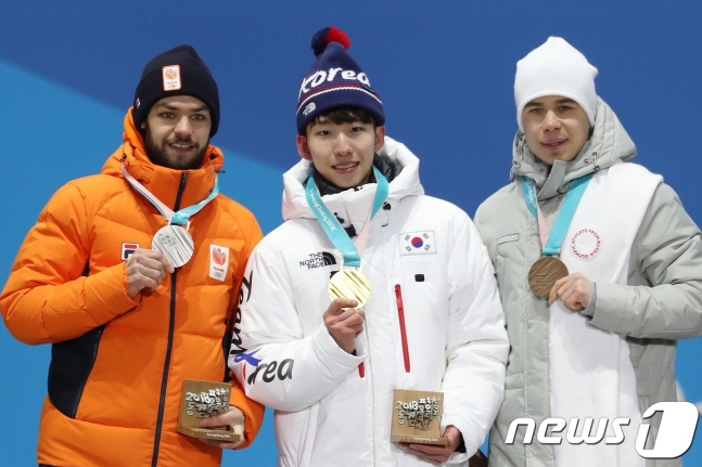 2018년 평창 동계 올림픽에서 한국 대표팀으로서 금메달을 목에 걸고 기뻐하는 임효준(가운데). /사진=뉴시스