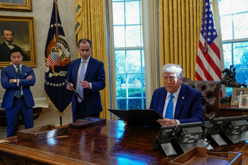 도널드 트럼프 미국 대통령이 4일(현지시간) 워싱턴DC 백악관 집무실에서 행정명령에 서명한 뒤 취재진의 질문에 답변하고 있다. /로이터=뉴스1