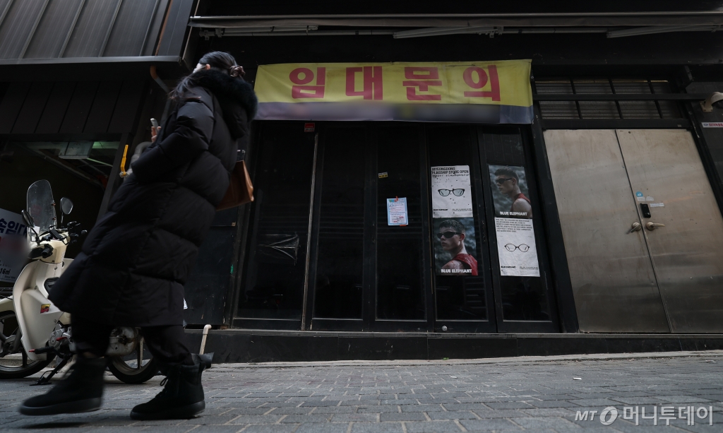 (서울=뉴스1) 박세연 기자 = 12일 서울시내의 한 상점에 임대문의 안내문이 걸려있다. Copyright © 뉴스1. All rights reserved. 무단 전재 및 재배포, AI학습 이용 금지. /사진=(서울=뉴스1) 박세연 기자