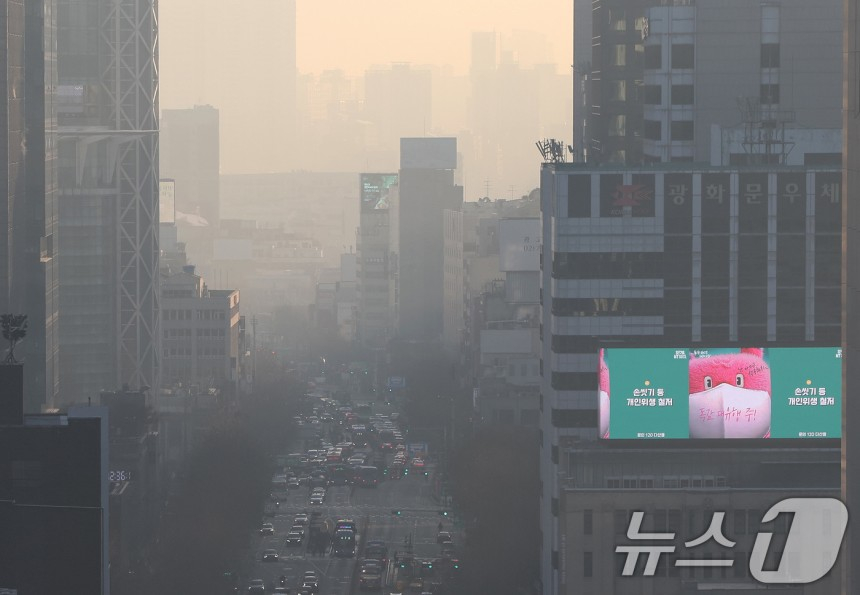 미세먼지가 낀 서울 광화문 도심 전경./사진=2025.1.23/뉴스1 ⓒ News1 이동해 기자