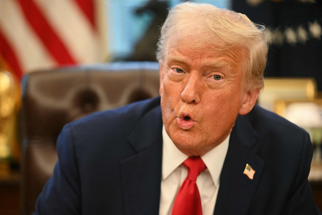 도널드 트럼프 미국 대통령이 3일(현지시간) 워싱턴 백악관에서 국부펀드를 설립하는 행정명령에 서명을 한 뒤 취재진을 만나 “중국이 파나마 운하에 개입하고 있는데 오래가지 못할 것”이라고 밝히고 있다. 2025.02.04 /AFPBBNews=뉴스1