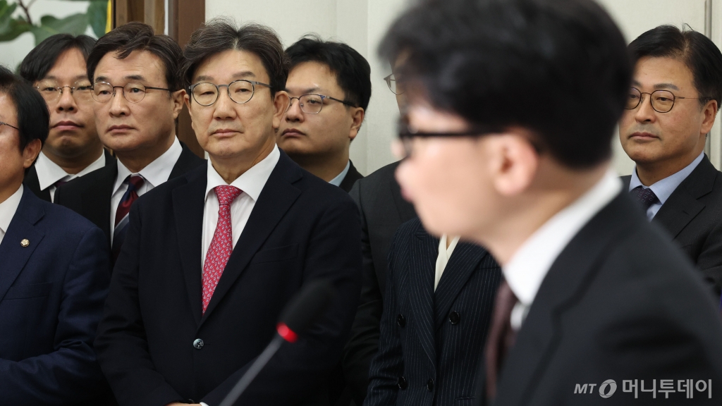 [서울=뉴시스] 권창회 기자 = 권성동 국민의힘 원내대표가 16일 오전 서울 여의도 국회에서 열린 한동훈 당대표 사퇴 기자회견에서 발언하는 한동훈 대표를 바라보고 있다. 2024.12.16. kch0523@newsis.com /사진=권창회