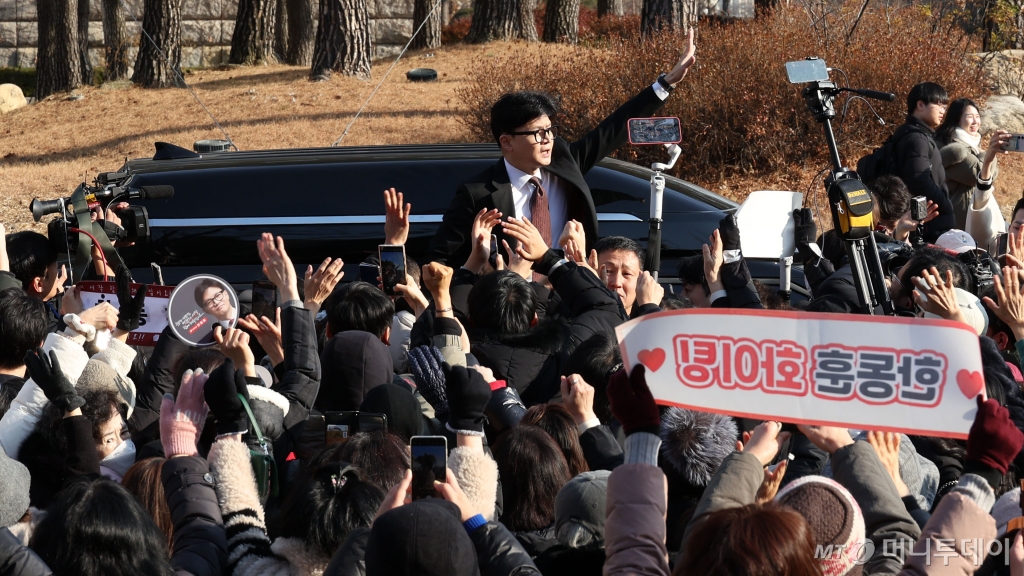 (서울=뉴스1) 안은나 기자 = 한동훈 국민의힘 대표가 16일 서울 여의도 국회에서 당대표 사퇴 관련 기자회견을 마친 뒤 지지자들을 향해 인사하고 있다. (공동취재) 2024.12.16/뉴스1  Copyright © 뉴스1. All rights reserved. 무단 전재 및 재배포,  AI학습 이용 금지. /사진=(서울=뉴스1) 안은나 기자