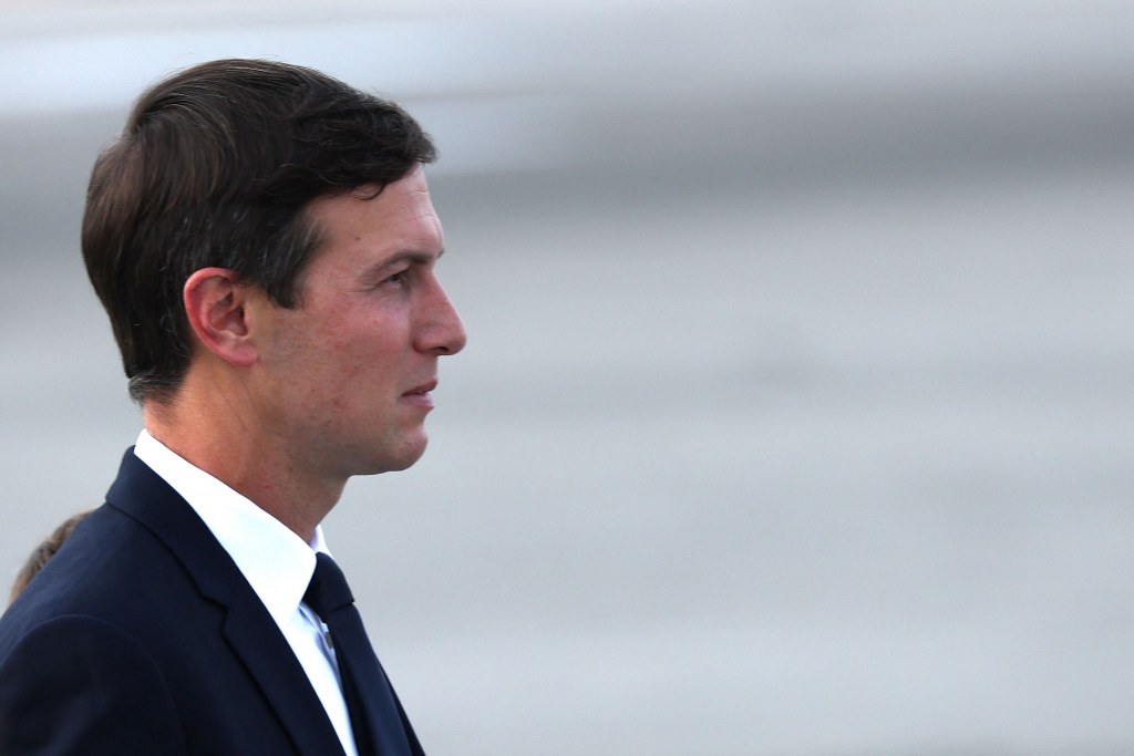 도널드 트럼프 미국 대통령 당선인 딸 이방카의 남편 재러드 쿠슈너가 1월 18일 (현지시간) 트럼프 당선인과 버지니아주 덜레스로 가기 위해 플로리다주 웨스트 팜비치의 공항에서 공군기를 타러 가고 있다. /AFPBBNews=뉴스1