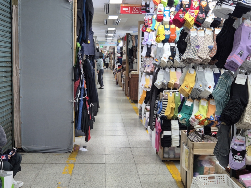 지난 4일 오후 4시 서울 동대문구 평화시장 내부 모습. 형형색색의 모자와 양말 등을 판매하는 매장들이 눈에 띈다. /사진=박진호 기자.