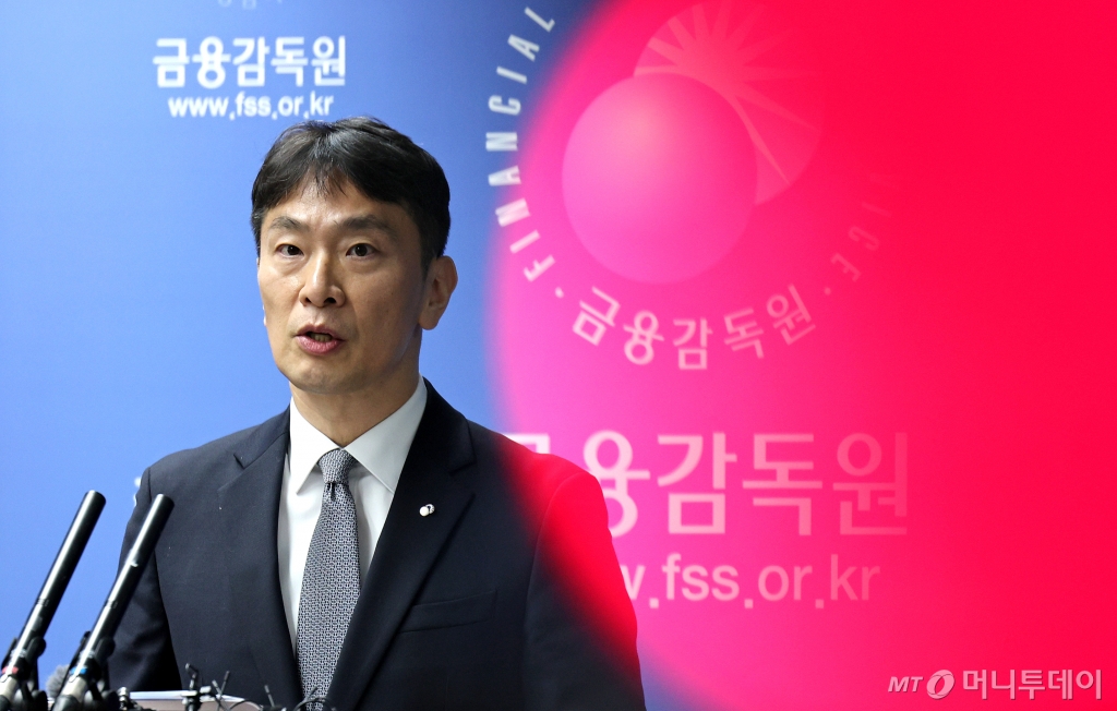 (서울=뉴스1) 장수영 기자 = 이복현 금융감독원장이 4일 오전 서울 여의도 금감원에서 '2024년 지주·은행 등 주요 검사결과'를 발표하고 있다. 금감원장은 지난해 은행권에서 발생한 금융사고에 대한 검사결과와 관련해 내부통제의 부실 수준이 '기본적 역량을 의심할 정도로 심각한 상황'이라고 강도 높게 비판했다. 2025.2.4/뉴스1 Copyright © 뉴스1. All rights reserved. 무단 전재 및 재배포, AI학습 이용 금지. /사진=(서울=뉴스1) 장수영 기자