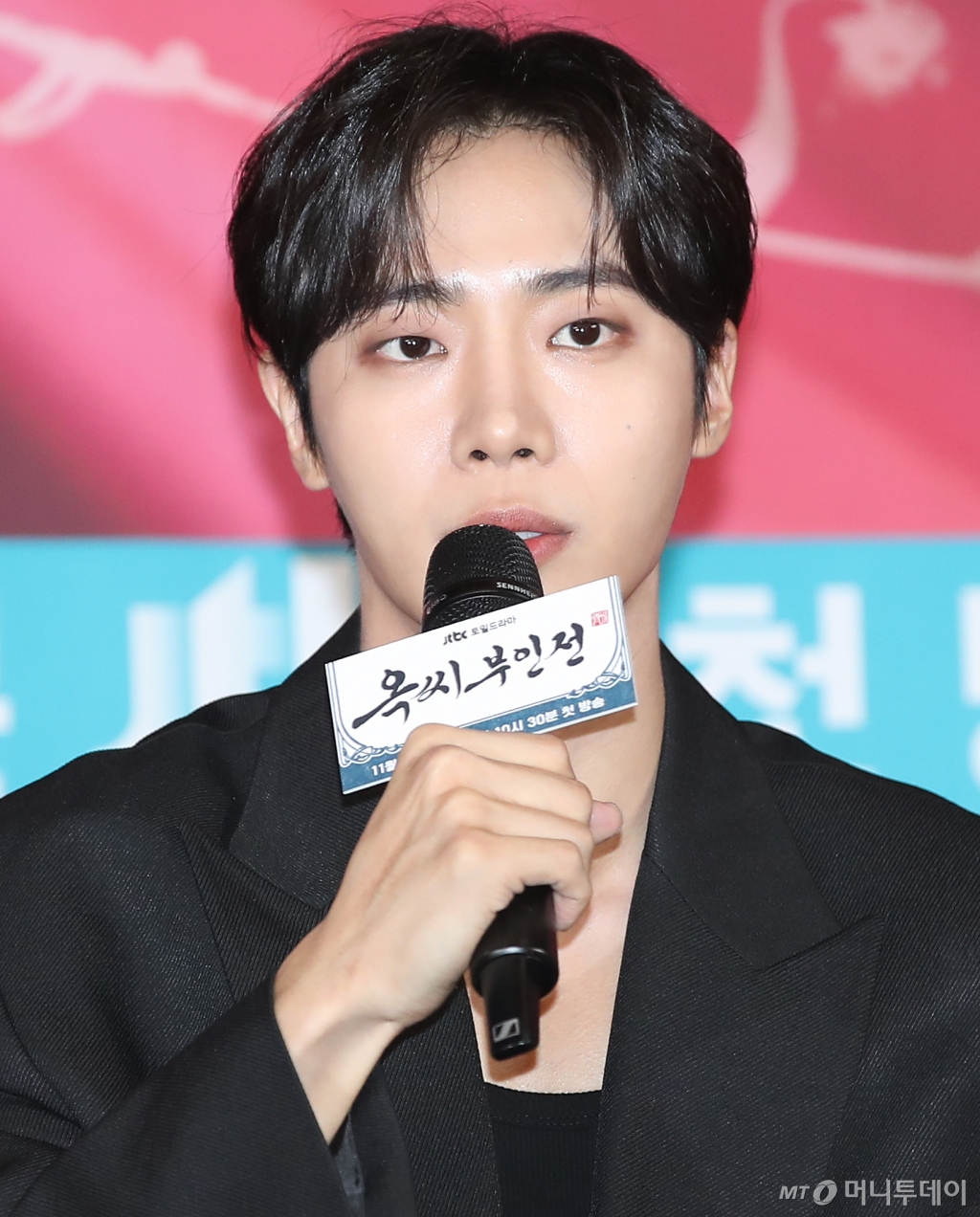 (서울=뉴스1) 권현진 기자 = 배우 추영우가 28일 서울 구로구 라마다 신도림에서 열린 JTBC 새 토일드라마 ‘옥씨부인전’(극본 박지숙/연출 진혁) 제작발표회에 참석해 인사말을 하고 있다. ‘옥씨부인전’은 이름도, 신분도, 남편도 모든 것이 가짜였던 외지부 옥태영(임지연 분)과 그녀를 지키기 위해 목숨까지 걸었던 예인 천승휘(추영우 분)의 치열한 생존 사기극을 그린 드라마이다. 2024.11.28/뉴스1 Copyright © 뉴스1. All rights reserved. 무단 전재 및 재배포, AI학습 이용 금지. /사진=(서울=뉴스1) 권현진 기자