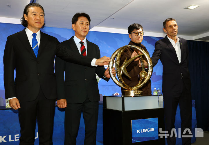 2024~2025시즌 아시아축구연맹(AFC) 챔피언스리그(ACL)에 참가하는 K리그1 구단 4개 팀 미디어데이에서 울산 HD 김판곤 감독(사진 왼쪽부터)과 포항 스틸러스 박태하 감독, 광주FC 이정효 감독, 전북 현대 거스 포옛 감독이 포즈를 취하고 있다. /사진=뉴시스