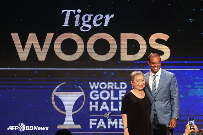 2022년 한 행사에 참석한 우즈(오른쪽)와 그의 어머니 쿨티다.  /AFPBBNews=뉴스1