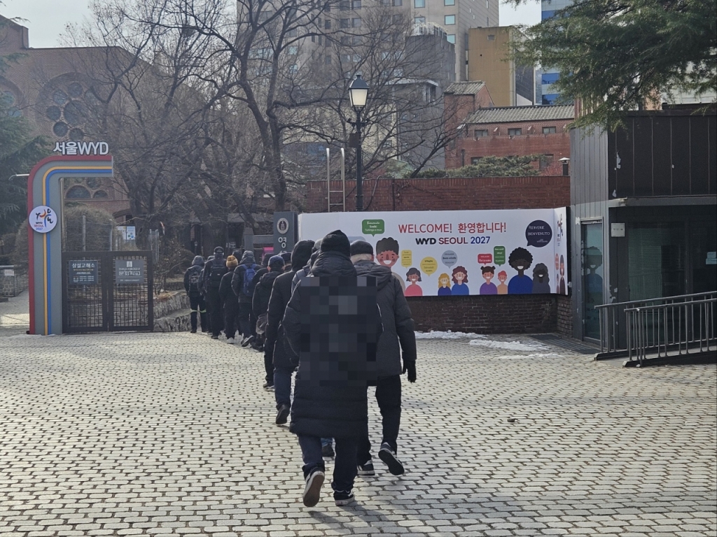 5일 오전 10시쯤 점심 시간에 맞춰 노인들이 서울 중구 명동 밥집으로 들어가고 있는 모습. /사진=박상혁 기자.