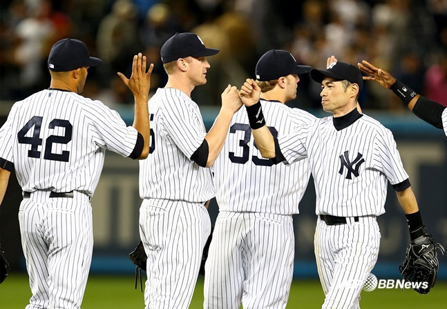 선수 시절의 마리아노 리베라(맨 왼쪽)와 스즈키 이치로(맨 오른쪽)가 하이파이브를 하고 있다. /AFPBBNews=뉴스1