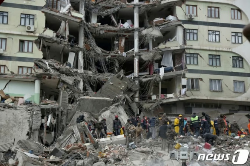 2023년 2월 튀르키예 디야르바키르에서 발생한 대지진 현장에서 현지 구조대원들이 생존자를 찾고 있는 모습. /로이터=뉴스1 