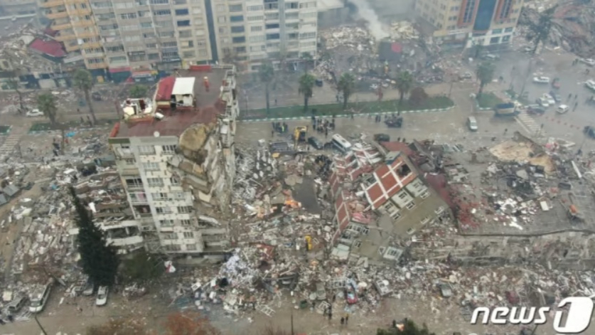 2023년 2월 리히터 규모 7.8의 강진이 튀르키예 남동부 지역을 강타, 인근 지역의 건물들이 붕괴되거나 크게 훼손된 모습. /로이터=뉴스1 