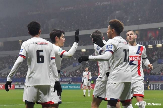 이강인(왼쪽에서 두 번째)이 5일 오전 5시 10분(한국시간) 프랑스 르망의 스타드 마리 마빙 스타디움에서 열린 2024~2025시즌 쿠프 드 프랑스(프랑스 FA컵) 16강 경기 중 에지레 두에(11번)의 골을 축하하고 있다. /AFPBBNews=뉴스1