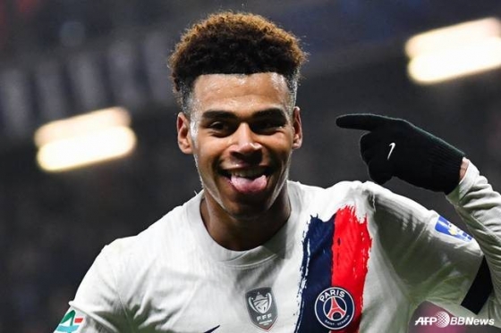 에지레 두에가 5일 오전 5시 10분(한국시간) 프랑스 르망의 스타드 마리 마빙 스타디움에서 열린 2024~2025시즌 쿠프 드 프랑스(프랑스 FA컵) 16강 전반전 선제골을 넣고 세리머니하고 있다. /AFPBBNews=뉴스1