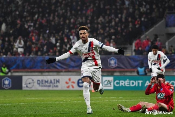 에지레 두에(가운데)가 5일 오전 5시 10분(한국시간) 프랑스 르망의 스타드 마리 마빙 스타디움에서 열린 2024~2025시즌 쿠프 드 프랑스(프랑스 FA컵) 16강 선제골을 넣고 세리머니하고 있다. /AFPBBNews=뉴스1