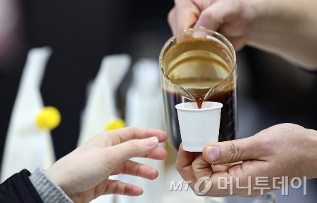 경기 고양시 킨텍스에서 열린 카페디저트페어를 찾은 관람객들이 커피를 시음하고 있다./사진=(고양=뉴스1) 김도우 기자