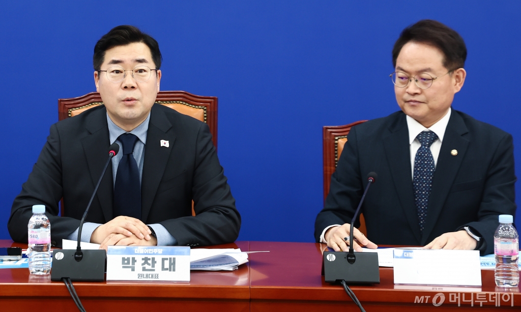 (서울=뉴스1) 김민지 기자 = 박찬대 더불어민주당 원내대표가 5일 오전 서울 여의도 국회에서 열린 민주당 민생경제회복단 제7차 현장 및 전문가 간담회에서 모두 발언을 하고 있다. 오른쪽은 허영 단장. 2025.2.5/뉴스1 Copyright © 뉴스1. All rights reserved. 무단 전재 및 재배포, AI학습 이용 금지. /사진=(서울=뉴스1) 김민지 기자