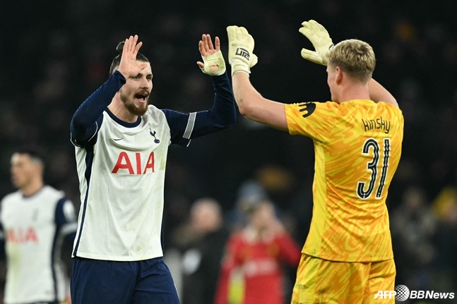 라두 드라구신(왼쪽)이 안토닌 킨스키와 경기 후 하이파이브하고 있다. /AFPBBNews=뉴스1