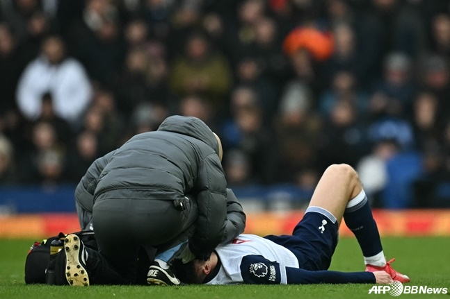 라두 드라구신(오른쪽)이 경기장에 쓰러져 있다. /AFPBBNews=뉴스1