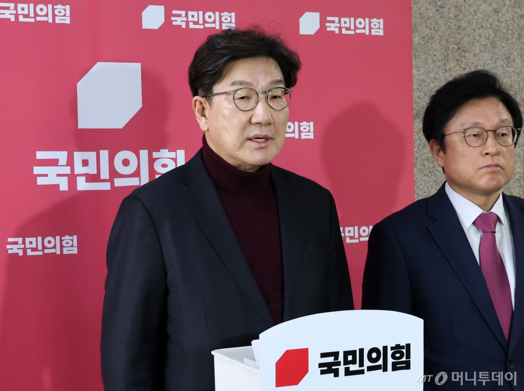 권성동(왼쪽) 국민의힘 원내대표가 5일 오전 서울 여의도 국회에서 현안 관련 브리핑을 하고 있다. 2025.02.05./사진=뉴시스 /사진=조성우