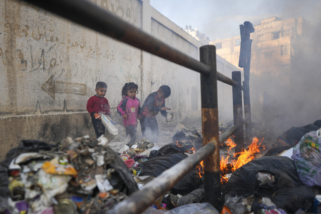 4일(현지 시간) 가자지구 가자시티에서 어린이들이 거리에 쌓인 쓰레기 더미에 종이를 던지며 놀고 있다. 쓰레기 수거가 이루어지지 않아 주민들이 공개된 곳에 쓰레기를 버리고 있다. /AP=뉴시스