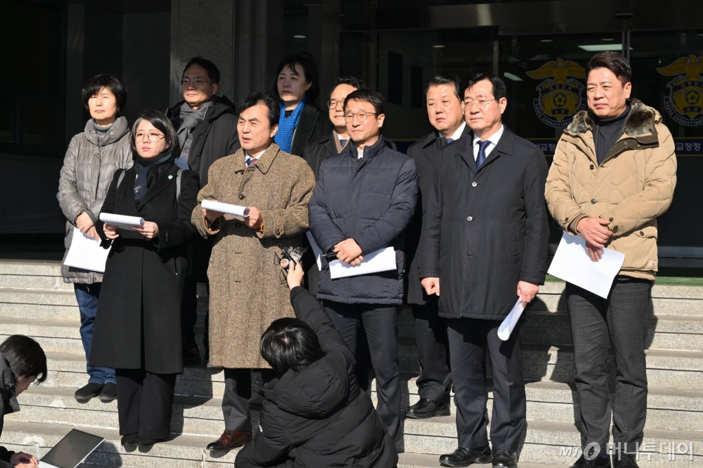 [의왕=뉴시스] 국회사진기자단 = 5일 경기 의왕시 서울구치소에서 윤석열 정부의 비상계엄 선포를 통한 내란혐의 진상규명 국정조사특별위원회(내란 국조특위) 2차 현장조사 청문회가 윤석열 대통령 등 증인들이 불출석하면서 불발된 뒤 안규백 위원장을 비롯한 위원들이 브리핑을 하고 있다. 2025.02.05. photo@newsis.com /사진=
