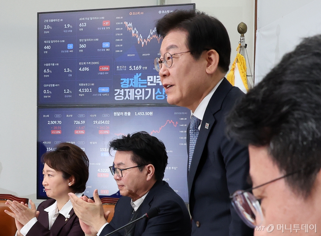 이재명(왼쪽 세 번째) 더불어민주당 대표가 5일 오전 서울 여의도 국회에서 열린 트럼프 2.0 시대의 통상·산업정책 경청간담회에서 인사하고 있다. / 사진제공=뉴시스