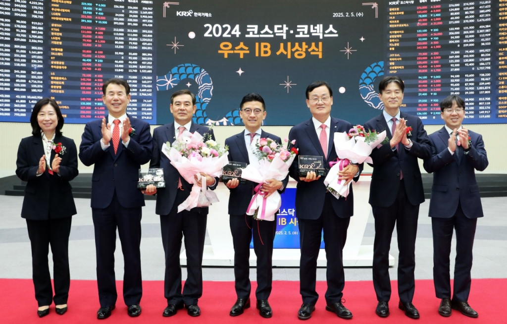 2024년 코스닥·코넥스 시장 우수 IB 시상 후 기념촬영. 왼쪽부터 이미현 한국거래소 코스닥시장본부장보, 정은보 한국거래소 이사장, 김성현 KB증권 대표이사, 김미섭 미래에셋증권 부회장, 서정학 IBK투자증권 대표이사, 민경욱 한국거래소 코스닥시장본부장, 이충연 한국거래소 코스닥시장본부장보/사진제공=한국거래소