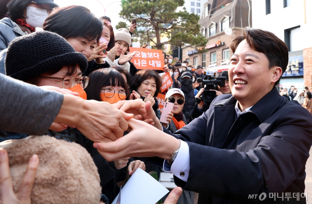 (서울=뉴스1) 김명섭 기자 = 이준석 개혁신당 국회의원이 2일 서울 마포구 홍대거리에서 현안 기자회견에 앞서 지지자들과 인사를 하고 있다. 2025.2.2/뉴스1  Copyright © 뉴스1. All rights reserved. 무단 전재 및 재배포,  AI학습 이용 금지. /사진=(서울=뉴스1) 김명섭 기자