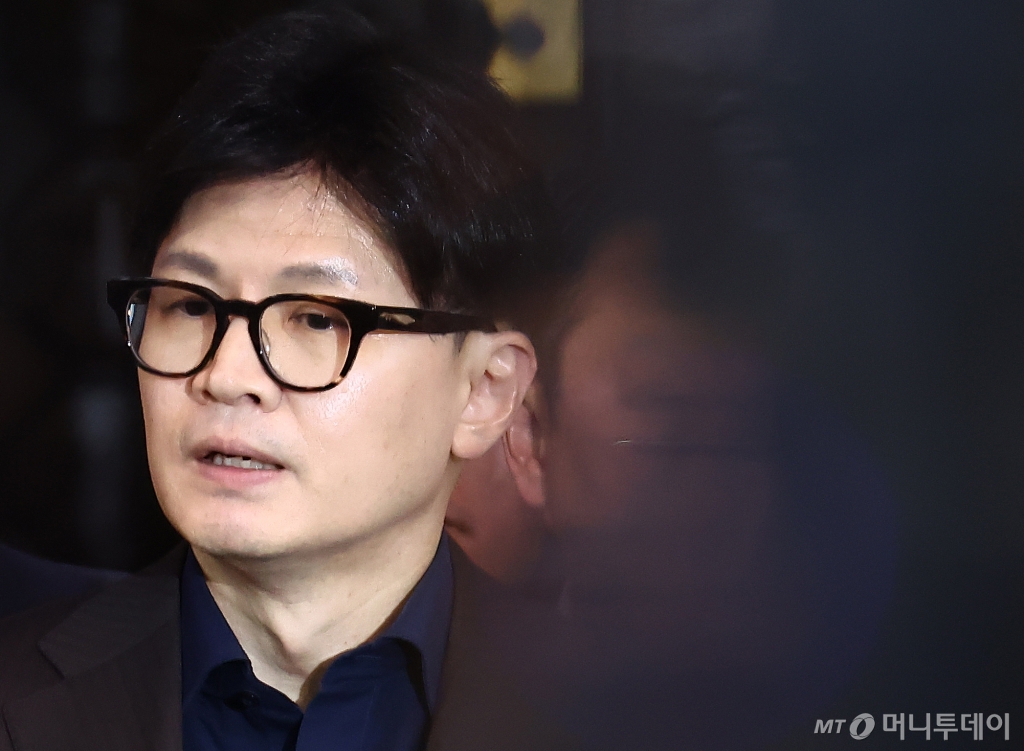 (서울=뉴스1) 김민지 기자 = 한동훈 국민의힘 대표를 비롯한 의원들이 4일 새벽 서울 여의도 국회 본회의장 앞에서 윤석열 대통령의 비상계엄 해제 대국민담화 관련 입장 발표를 하고 있다. 2024.12.4/뉴스1  Copyright © 뉴스1. All rights reserved. 무단 전재 및 재배포,  AI학습 이용 금지. /사진=(서울=뉴스1) 김민지 기자