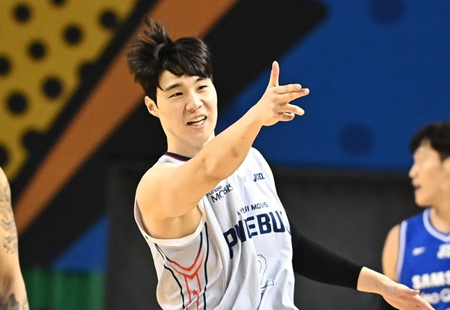 현대모비스 신민석이 3점슛을 성공시킨 후 세리머니를 하고 있다. /사진=KBL 제공